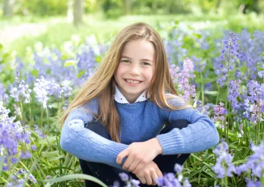 Obožavatelji kraljevske obitelji često raspravljaju na koga sliči malena princeza. Najčešće se spominje da je djevojčica slična tati, princu Williamu. No, ipak puno više ljudi misli da sliči svojoj prabaki, kraljici Elizabeti II. 