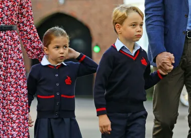 Malena princeza navikla je na kamere oko sebe od rođenja. Iako se roditelji trude čuvati privatnost svoje djece i žele im osigurati normalno djetinjstvo, oni su ipak nasljednici kraljevske krune pa ih kamere često prate. Tako ih fotografi prate i kada idu prvi dan u školu, a ovo su snimljeni 2019. godine u Londonu. 