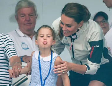 Iako u britanskoj kraljevskoj obitelji vrijedi poseban bonton, djeca su svugdje djeca. Princeza Charlotte novinarima je pokazala jezik 2019. godine što je nasmijalo cijelu javnost, kao i njezinu mamu. 