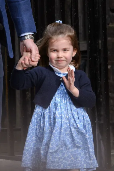 Charlotte je veselo mahala okupljenima i prije četiri godine kada je s tatom Williamom i bratom Georgom došla u bolnicu posjetiti tek rođenog brata Louisa.