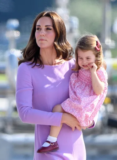 Kate Middleton jako pazi na odjevne kombinacije svoje djece. Iako joj neki zamjeraju da su djeca odjevena vrlo konzervativno, vojvotkinja uvijek pazi da su svi modno usklađeni. Na putovanje u Njemačku 2017. godine, princeza Charlotte i Kate nosile su haljine u nježnim bojama. Osim toga, princeza Charlotte je već i modna influenserica jer sve što odjene se vrlo brzo rasproda. 