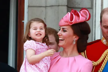 Princeza Charlotte već je u prvim pojavljivanjima u javnosti pokazala da je vesela i sretna djevojčica te je osvojila srca mnogih ljudi diljem svijeta. A i danas je takva vesela sedmogodišnjakinja. Sretan rođendan, Charlotte!