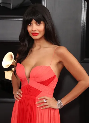 Jameela Jamil, britanska glumica i TV voditeljica, glasno je i jasno više puta rekla kako smatra da je to što je pobacila na početku karijere bila najbolja odluka za njezin život. Ostala je trudna na studiju te za rođenje djeteta nije bila spremna ni emocionalni ni financijski te je pobacila bez puno razmišljanja. Danas smatra kako je to bila odluka koja joj je omogućila razvoj na profesionalnom, ali i privatnom planu te zbog nje nimalo ne žali. Također, Jameela smatra kako su restriktivni zakoni po pitanju abortusa iznimno štetni jer dovode do većeg broja ostavljene djece koja tako završe pod skrbi države koja je ionako preopterećena socijalnim davanjima, te je stoga velika zagovornica dostupnosti pobačaja. 