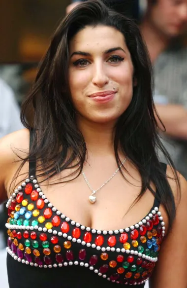 Neprežaljena glazbena diva Amy Winehouse preminula je 2011. godine, a svijet je i dalje pamti kao genijalnu pjevačicu i skladateljicu čije su pjesme obilježile cijelu jednu epohu. Pa ipak, unatoč brojnim hit singlovima, prekrasnom glasu i nevjerojatnom talentu, Amy se od početka svoje karijere nalazila na udaru tabloida i njihovih zlobnih komentara. Njezini su problemi s alkoholom, drogom i ljubavnim vezama bili izvor zabave za medije te su je paparazzi neprestano pratili ne bi li ju snimili u što pijanijem stanju. Fotografije njezinog anoreksičnog tijela nisu bile alarm za uzbunu, već samo oruđe u rukama tabloida kojim su oni dobivali na čitanosti, a silna medijska eksponiranost Amy je samo sve više i više opterećivala. Medijsko praćenje njezinog zdravstvenog stanja nikada nije izazivalo zabrinutost, već samo podsmijeh - sve dok nije preminula sa samo 27 godina od trovanja alkoholom. 