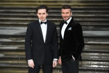 David Beckham je u svom braku s bivšom Spajsicom Victoriom Beckham dobio 4 djece, a najstariji je njegov sin Brooklyn. Brooklyn Beckham danas ima 23 godine te se nedavno oženio s bogatom nasljednicom Nicolom Peltz, a dobar izgled svakako je naslijedio od svog oca nogometaša. Iako Brooklyn za sad ne pokazuje neke posebne talente, ni za sport ni za glazbu ni za glumu, s obzirom na to da je zgodan i da ima obiteljsko bogatstvo koje se procijenjuje na 500 milijuna funti - to nije ni bitno. Rođen je kao celebrity beba, a danas radi kao fotograf. 
