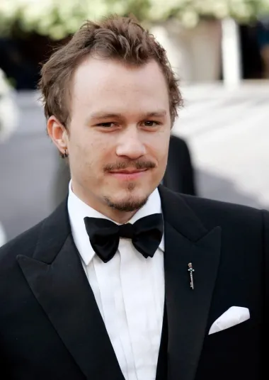 Heath Ledger je jako volio ući u svaki lik kojeg je glumio pa se tako, pripremajući se za ulogu Jokera, zatvorio u hotelsku sobu oko mjesec dana. Pisao je u mali dnevnik i eksperimentirao s glasovima pokušavajući pronaći najprikladniji, kao i onaj epski smijeh kojeg se svi dobro sjećamo. Kako se kasnije pokazalo, puno je inspiracije za to uzeo od lika Malcolma McDowella u filmu &quot;Paklena naranča&quot;, ali i - što je vrlo iznenađujuće - od hijena.
