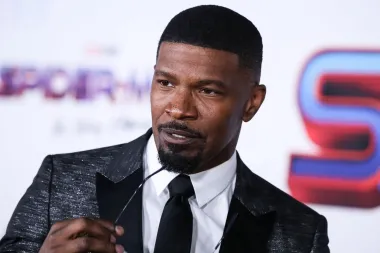 Za portretiranje Raya Charlesa Jamie Foxx morao je zaroniti duboko, i to u potpunu tamu. Charles je bio slijep pa je Foxx odlučio nositi protetske oči zbog kojih je gubio vid 12 sati dnevno dok je snimao. Kako bi se pripremio za ulogu, proučavao je Brailleovo pismo i izgubio 35 kilograma kako bi postao vitak poput Charlesa. Također je vježbao sviranje na klaviru osam sati dnevno kako bi svladao ovaj instrument. Povez na očima pomogao mu je da osjeti koliko sve što čujete postaje pojačano kada živite slijepi.