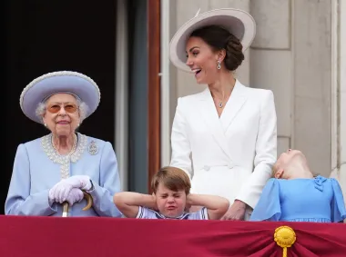 Dok princeza Charlotte oduševljeno gleda kako nebo paraju zrakoplovi, najmlađi član se s tim ne slaže.