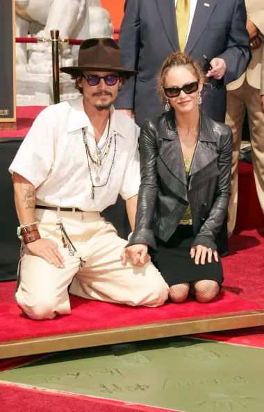 
Nakon prekida s Kate Moss, Johnny se strastveno zaljubio u francusku pjevačicu i manekenku Vanessu Paradis. Par je započeo vezu 1998. godine, a upoznali su se na setu filma „Devet vrata“. Zajedno su dobili  dvoje djece – djevojčicu Lily-Rose i sina Johna. Ipak, nakon dugogodišnjeg sretnog obiteljskog života, par je obznanio da se rastaje u lipnju 2012. godine unatoč mnogim pokušajima da svoju vezu održe na životu. Johnny je i s Vanessom ostao u odličnim odnosima te su oboje zaključili kako su spremni učiniti sve kako bi njihova djeca odrastala u što sretnijem okruženju. No, sve se činilo idilično do 2015., kada je nakon rastave od Vanesse, Johnny upoznao fatalnu Amber Heard, mladu glumicu u usponu s kojom je započeo strastvenu vezu – koja ga je zamalo koštala svega što je u životu stekao. 