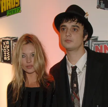Omiljeni grunge, edgy par ranih 2000-ih definitivno su bili glazbenik Pete Doherty i manekenka Kate Moss. Kate Moss oduvijek je imala slabu točku na &apos;zločeste dečke&apos; no njezin odnos s heroinskim ovisnikom i alkoholičarem Dohertyjem neprestano je šokirao javnost. Zajedno su bili od 2005. do 2007., a planirali su se i vjenčati. Pete je tijekom njihove veze nekoliko puta izlazio i vraćao se u rehabilitacijske klinike, a u vrtlog opijata na kratko je povukao i Kate. Na kraju je cijela stvar završila tako da se otkrilo da je Pete Kate varao s jedva punoljetnim djevojkama te ga je ona zato izbacila iz njihova londonskog stana. Osim toga, manekenka se kompromitirala i time što su u medije procurile njezine fotke povlačenja lajni kokaina zajedno s Peteom. Sve u svemu, za manekenku je bilo svakako dobro kada se riješila Peteovog štetnog utjecaja.  
