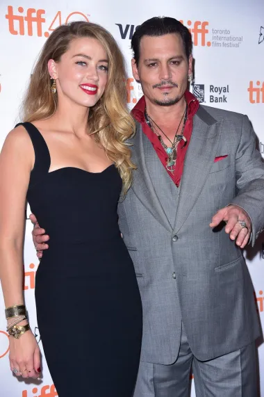 Johnny Depp i Amber Heard ovih su dana definitivno najspominjaniji par Hollywooda. Nakon što su se zaljubili 2015. godine i žarili i palili crvenim tepisima, već 2016. došlo je do rastave braka - i optužbi za fizičko zlostavljanje. Naime, Amber je Johnnyja optužila da ju je tukao dok su bili u braku, a objavila je i svoje fotografije ozlijeđenog lica. Johnnyju i njoj imidž se trajno narušio, a od tada do prije nekoliko dana o ovoj smo &apos;trakavici&apos; neprestano slušali po medijima. Međusobne optužbe, bizarne priče iz privatnog života i ogovaranje jedno drugoga Amber i Johnnyju postalo je svakodnevica. Nakon šestotjednog suđenja ovog proljeća, napokon je u njihovom slučaju donesena i presuda prema kojoj je Johnny oslobođen optužbi za zlostavljanje svoje bivše supruge. Amber mu tako sada mora isplatiti oko 8.5 milijuna dolara odštete zbog klevete, no drama tu ne staje - sada ona pak nema novca za isplatu sudskih troškova, pa će prema svemu sudeći uložiti žalbu na presudu. Tako da ova priča tek dobiva svoj nastavak.