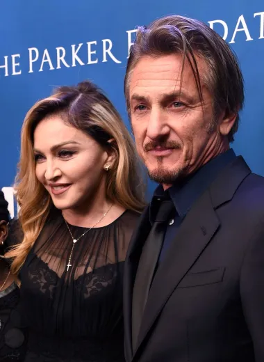 Madonna i Penn po prvi su puta završili zajedno 1985. kada su se upoznali na snimanju njezinog glazbenog videa za pjesmu „Material Girl“. Oboje su bili upravo izašli iz bivših veza te su prvo postali prijatelji, no ubrzo su se rasplamsale ljubavne iskrice. Tako su se vjenčali na Madonnin 27. rođendan iste godine, a sreća nije dugo trajala jer je Penn imao naglu narav i stalne agresivne ispade. Navodno je glumac bio iznimno posesivan i ljubomoran te nije podnosio druge muškarce u blizini Madonne. Zbog stalnih okršaja Madonna je podigla zahtjev za razvod 1987. godine, da bi se onda predomislila, a sve da bi 1989. konačno odlučila Pennu reći zbogom. Navodno je pjevačica tako godinama trpjela fizičko i mentalno ugnjetavanje u braku, a poznat je i trač o tome kako ju je Penn jednom po glavi udario s bejzbol palicom. 
