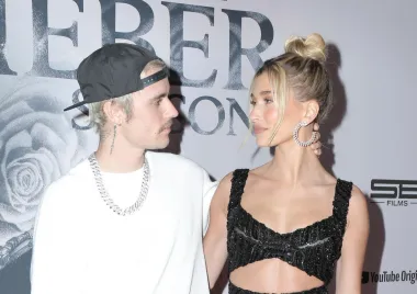 Hailey Baldwin Bieber nekoliko se puta svađala i mirila sa svojim sadašnjim suprugom Justinom Bieberom. Par se upoznao 2009., a počeli su izlaziti tek 2016. i ubrzo nakon toga su prekinuli. Justin je nakratko hodao sa Sofijom Richie i čak se ponovno vratio svojoj bivšoj, Seleni Gomez, za koju se i dalje priča da ju nije prebolio. Ipak, 2018. vratio se Hailey, ubrzo ju zaprosio, a 2019. imali su vjenčanje za prijatelje i obitelj u Južnoj Karolini.