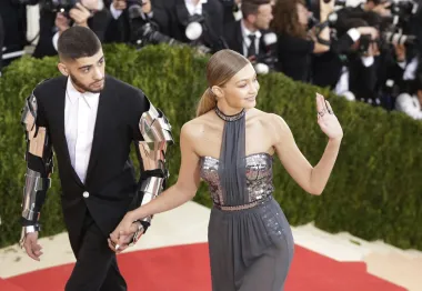 Manekenka Gigi Hadid vraćala se Zaynu Maliku, s kojim ima jednogodišnju kćer Khai. Prohodali su nakon što je Malik raskinuo zaruke s Perrie Edwards oko 2015. godine, no od onda su imali puno uspona i padova. Njihov prvi prekid dogodio se u ožujku 2018. Samo nekoliko tjedana kasnije, Malik i Hadid uhvaćeni su u zagrljaju, no Hadid je počela izlaziti s Tylerom Cameronom u kolovozu 2019. Međutim, njezina veza s Cameronom bila je kratkog vijeka, a krajem 2019. vratila se Maliku. U međuvremenu su dobili kćerkicu, no u listopadu 2021. opet su prekinuli, čemu je kumovala njezina majka Yolanda, koja je optužila Zayna da ju je udario tijekom svađe.