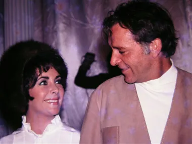 Legendarna glumačka diva Elizabeth Taylor udavala se čak osam puta, i to dva puta za istog čovjeka, glumca Richarda Burtona. Prvi put bili su u braku od 1964. do 1974., a drugi put svega godinu dana, od 1975. do 1976. Nakon njega, udala se za budućeg senatora Johna Warnera 1976., no priznala je sljedeće: &quot;Nakon Richarda, muškarci u mom životu bili su samo tu da mi pridrže kaput i da otvore vrata&quot;.