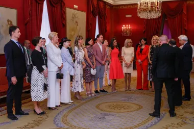 I dok su se  španjolska kraljica i francuska Prva dama Macron odlučile za nude cipele, naša Prva dama crveno odijelo kombinirala je s crnim cipelama. 