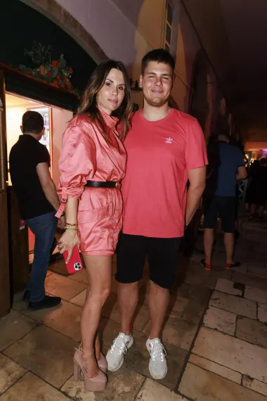 Viktorija Rađa na festival je stigla u društvu sina Roka. Zgodna Viktorija još je jednom pokazala zavidnu liniju u kratkom kombinezonu koji joj je savršeno stajao. 