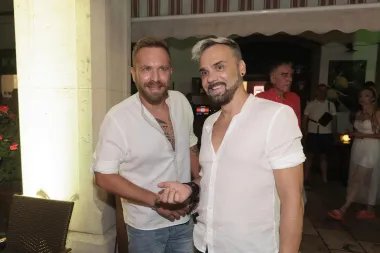 I proslavljeni chef Ivan Pažanin uživao je u backstageu na splitskim Prokurativama. A odjenuo je bijelu košulju koja je savršeno otkrivala pogled na njegove tetovaže 