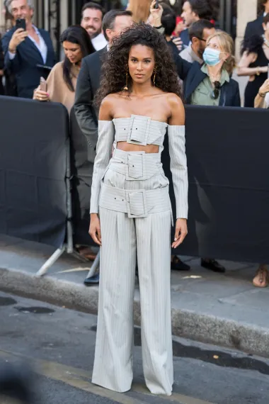 Još jedna Victoria&apos;s Secret manekenka, 27-godišnja Cindy Bruna, za modni show odabrala je upečatljivo odijelo kojim dominiraju remeni, onaj klasični na struku, ali i jedan na bokovima te jedan koji u ovom slučaju &apos;glumi&apos; top. 