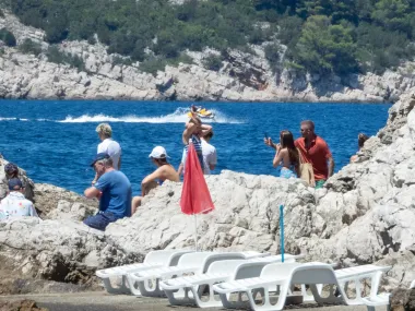 David oduševljeno fotografira i snima sve oko sebe na Lopudu 