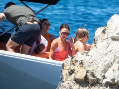 Victoria je besprijekorno sređena i na odmoru. Naime, Victoria je za izlet gliserom odabrala crvenu haljinu na točkice, i velike sunčane naočale za koje pretpostavljamo da su iz njezine kolekcije sunčanih naočala i stoje oko 2000 kuna. 