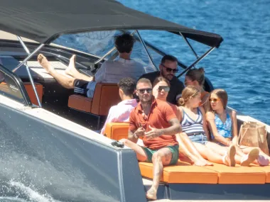 David je pri polasku glisera sjeo kod supruge, no poslije mu je sunce očito bilo prejako, pa se povukao ispod tende glisera 