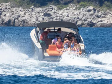 I dok je David razgovarao s društvom ispod tende, Victoria je s njihovom kćerkicom Harper razgledavala ljepote Jadranskog mora, 