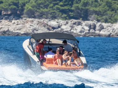 Victoria se s kćerkicom i njezinom prijateljicom odlučila sjesti na krmu glisera gdje se nalaze kožne fotelje i uživati u prskanju mora 