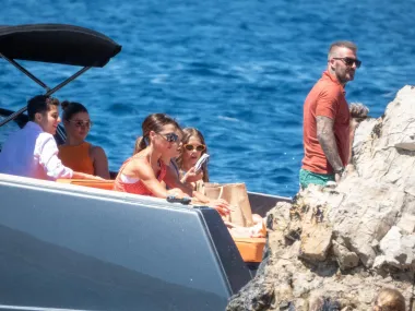 Victoria za koju svi tvrde da se gotovo nikada ne smije ni ovaj put nije nabacila smiješak, ali je zato pokazala da itekako vježba jer u haljini bez rukava savršeno su se vidjeli mišići na rukama 
