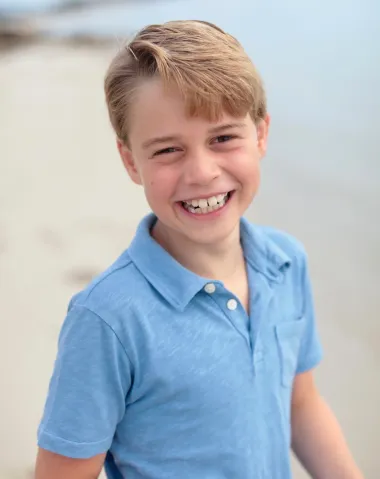 Kao i svake godine, kraljevska obitelj je objavila portret slavljenika. I ovoga puta, princa je fotografirala njegova majka vojvotkinja od Cambridgea. Princ je na fotografiji nasmijan,a portret je nastao tijekom obiteljskog odmora u Velikoj Britaniji. 