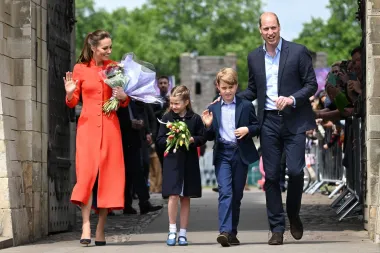 Princ George je nerijetko u javnim nastupima pravi &apos;mini me&apos; svog oca Williama. I dok je njegov mlađi brat Louis postao medijska senzacija zbog grimasa i nemira kojeg je demonstrirao pred cijelim svijetom na ovogodišnjoj proslavi kraljičinog jubileja odnosno 70 godina vladanja, princ George uvijek oduševi svojim odmjerenim ponašanjem. 