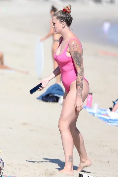 Manekenka Ireland Baldwin ljepotu je naslijedila od svoje majke, slavne glumice Kim Basinger. Tijekom surfanja u Malibuu nosila je klasični pink kupaći kostim koji je sjajno istaknuo njezinu figuru, ali i upečatljive tetovaže na ruci.