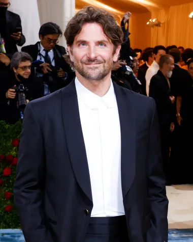 Nakon što je prekinuo s Irinom Shayk, zgodni plavooki glumac Bradley Cooper povezivan je s političarkom Humom Abedin, no na sreću mnogih žena, još uvijek nije u braku.