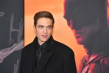 Naš posljednji neženja je tip od veza, a nakon tri poznate romanse - jedne s kolegicom iz &quot;Sumraka&quot; Kristen Stewart, jedne s glazbenicom FKA Twigs i posljednje s glumicom Suki Waterhouse - Robert Pattinson još uvijek se nije službeno skrasio.