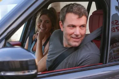 Pričalo se da je Affleck imao vezu s veterinarskom tehničarkom i bivšom Playboyevom manekenkom Shaunom Sexton 2018. godine. Shauna Sexton je imala svega 23 godine kada je počela vezu s glumcem, koji je više od dva desetljeća stariji od nje, a njihova kratka romansa trajala je svega nekoliko mjeseci.