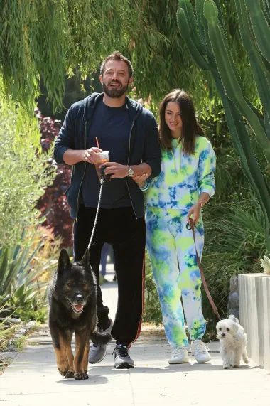 Ben Affleck i 34-godišnja glumica Ana de Armas upoznali su se na snimanju filma &apos;Deep Water&apos; 2020. u New Orleansu, a svakako su bili jedan od najfotgrafiranijih parova usred pandemije koronavirusa, gotovo svakodnevno fotografirani u šetnji sa psima u LA-u. U siječnju 2021. izvori za Page Six potvrdili su da je par prekinuo jer su jednostavno  bili na &quot;različitim mjestima&quot; u svojim životima. 