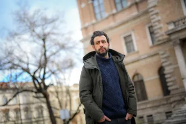 Hrvatski filmski, kazališni i televizijski glumac Janko Popović Volarić već je dugo na listama najzgodnijih. Ovaj tamnokosi zavodnik stalni je član ansambla Zagrebačkog kazališta lutaka, a glumio je u brojnim filmovima i serijama. Janko je također jedan od trenutno najpoželjnijih hrvatskih neženja, a i ponosni je tata sina Davida kojeg je dobio kad je imao samo 18 godina. 