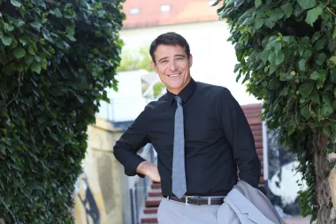 Hrvatski glumac s inozemnom adresom, Goran Višnjić, ostvario je zavidnu karijeru pojavivši se u mnogim američkim filmovima i serijama. Njegova najzapaženija uloga bila je ona doktora Luke Kovača u hit televizijskoj seriji &quot;Hitna služba&quot;. Prošao je i audiciju za ulogu Jamesa Bonda u filmu &quot;Casino Royale&quot;, no na kraju je ta uloga dodijeljena britanskom glumcu Danielu Craigu.