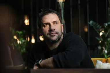 Goran Bogdan hrvatski je kazališni, televizijski i filmski glumac koji je glumio u brojnim kazališnim predstavama u Zagrebačkom kazalištu mladih i dobitnik je mnogih nagrada. Najveću pažnju privukao je ulogama u filmovima &quot;Sonja i bik&quot; i &quot;Neke druge priče&quot;, a u posljednje vrijeme dobiva uloge i u stranim filmovima.