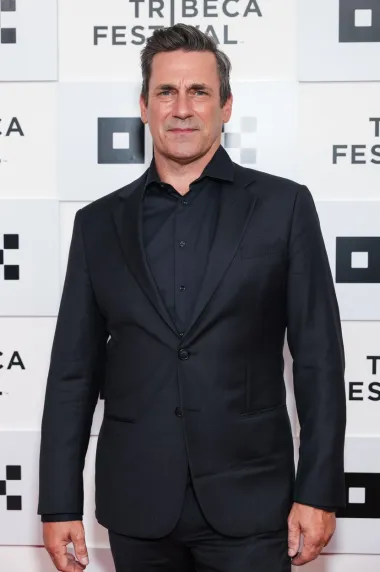Američki glumac Jon Hamm proslavio se ulogom Dona Drapera u dramskoj televizijskoj seriji &quot;Momci s Madisona&quot;, za koju je osvojio nagradu Zlatni globus za najboljeg glumca u televizijskoj seriji, a smjestio se na devetom mjestu najprivlačnijih muškaraca prema mišljenju običnih ljudi.
