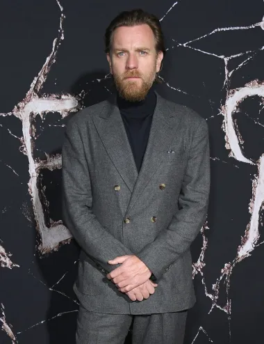 Škotski filmski glumac Ewan McGregor na sedmom je mjestu najprivlačnijih muškaraca prema mišljenju običnih ljudi. Ovaj glumac, podjednako uspješan u blockbusterima kao i u manjim, indie filmovima, ostvario je nekoliko značajnih uloga, među kojima je najznačajnija ona u filmovima &quot;Zvjezdani Ratovi&quot; i novoj seriji &quot;Obi-Wan Kenobi&quot;.