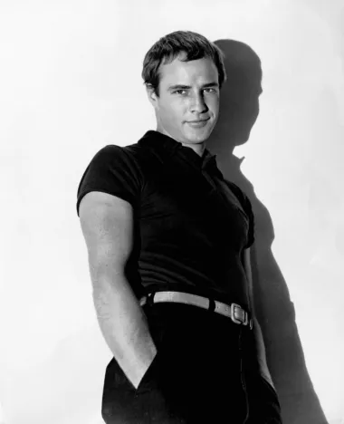 Glumac Marlon Brando u mladim danima na šestom je mjestu najprivlačnijih frajera. Ovaj legendarni glumac dvostruki je dobitnik Oscara i jedan od najutjecajnijih glumaca dvadesetog stoljeća, a u mladim danima izgledao je toliko dobro da i danas brojne žene uzdišu za njim.