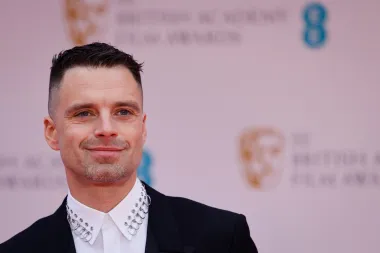 Rumunjsko-američki glumac Sebastian Stan na petom je mjestu najprivlačnijih frajera prema mišljenju običnih ljudi. Poznat je po ulozi u Marvelovom filmu &quot;Kapetan Amerika&quot;, seriji &quot;Pam &amp; Tommy&quot;, a nedavno je glumio u Disney+ miniseriji &quot;The Falcon and the Winter Soldier&quot;.