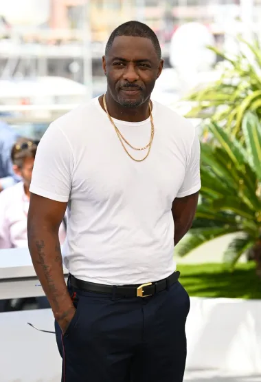 Idris Elba jedan je od najtraženijih i najbolje plaćenih glumaca na svijetu, trenutno ga gledamo u filmu &quot;Zvijer&quot; koji je u kinima, a upravo je on na trećem mjestu najprivlačnijih muškaraca na svijetu. Kandidat za novog Jamesa Bonda miljenik je mnogih žena, a najviše ga pamtimo po seriji &quot;Žica&quot;.