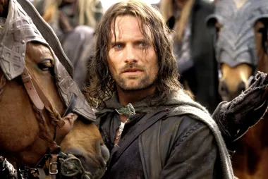 Viggo Mortensen je dansko-američki glumac poznat po ulozi Aragorna u filmskoj trilogiji &quot;Gospodar prstenova&quot;, a upravo je prema mišljenju mnogih on drugi najprivlačniji muškarac na svijetu, i to u ulozi Aragorna. Iako danas izgleda nešto drugačije, ako se pita obične ljude, u ulozi Aragorna bio je najzgodniji.