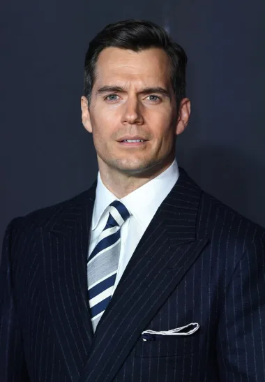 Na prvom mjestu nalazi se popularni &quot;Superman&quot; i &quot;Witcher&quot;, britanski glumac Henry Cavill. Iako su ga na audiciji za Jamesa Bonda odbili jer je, prema njihovom mišljenju bio &quot;prejak&quot;, u međuvremenu je ostvario brojne značajne uloge, a upravo je on najprivlačniji muškarac na svijetu prema mišljenju mnogih.
