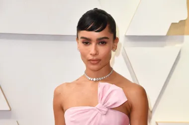 Talentirana američka glumica Zoë Kravitz koju smo gledali u novom &quot;Batmanu&quot; na devetom je mjestu liste najzgodnijih slavnih žena. Kći Lise Bonet i Lennyja Kravitza od svojih je roditelja naslijedila i talent i dobar izgled, a njezino vrijeme tek dolazi.