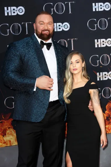 Hafþór Björnsson, poznat po nadimku &quot;Thor&quot; i po ulozi gorostasa Planine u &quot;Igri prijestolja&quot;, visok je nevjerojatnih 206 centimetara pa je tako skoro pola metra viši od supruge Kelsey Henson, koja je visoka 157 centimetara. Par se vjenčao 2018. i dobio sina 2020., a Björnsson također ima kćer iz prethodnog braka.