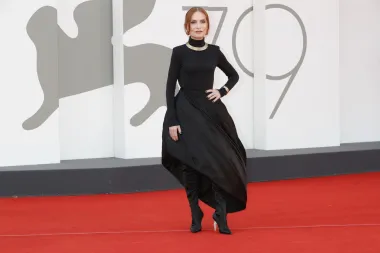 Francuska diva koju mnogi smatraju jednom od najboljih svjetskih glumica, Isabelle Huppert, pojavila je se na premijeri svog novog filma &quot;La syndicaliste&quot;. No 69-godišnja glumica poznata je i po svojim hrabrim modnim odabirima na crvenom tepihu. Na premijeru filma &quot;Argentina 1985&quot; došla je u kreaciji Giorgia Armanija; avangardna crna haljina, zlatni nakit poznate kuće Cartier i satenske čizme su poseban odabir koje tako dobro mogu nositi  samo žene sa stilom i stavom. 