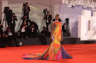 Glumica Jodie Turner-Smith odlučila je ove godine imati posebne outfite. Njezine haljine su sjajne, energične, s naglašenim detaljima. Na premijeri filma &quot;Bardo&quot; nosila je haljinu Christophera Johna Rogersa. Haljinu s puno boja naglasila je s ogrlicom uz vrat i naušnicama. 